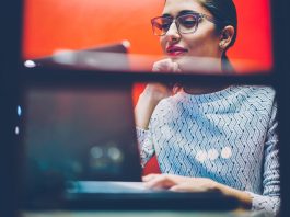 Óculos que combina com roupa para dias de frios