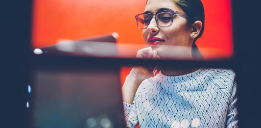 Óculos que combina com roupa para dias de frios