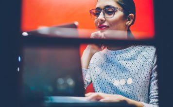 Óculos que combina com roupa para dias de frios
