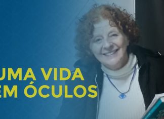 ELA ESTÁ EXPERIMENTANDO UMA VIDA SEM ÓCULOS