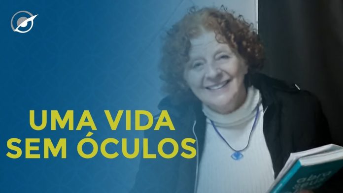 ELA ESTÁ EXPERIMENTANDO UMA VIDA SEM ÓCULOS