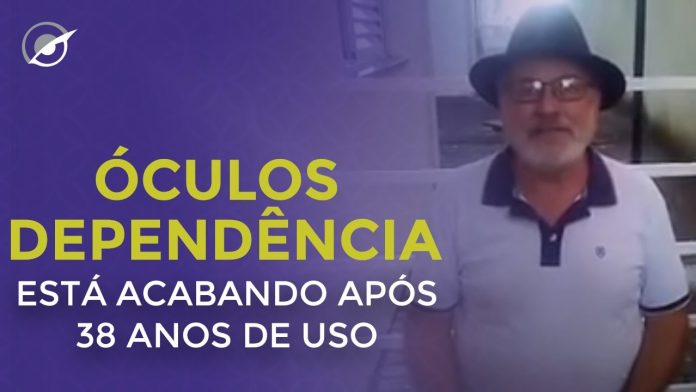 ELE ESTÁ PARANDO DE USAR ÓCULOS, APÓS 38 ANOS DE USO